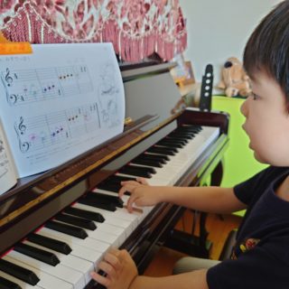 横浜市栄区飯島町のSACHIKOピアノ教室のリトミックピアノレッスン